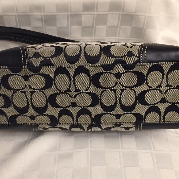 EUC COACH PURSE - Picture 5 of 8